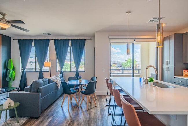 15501 N Dial Blvd in Scottsdale, AZ - Foto de edificio - Building Photo