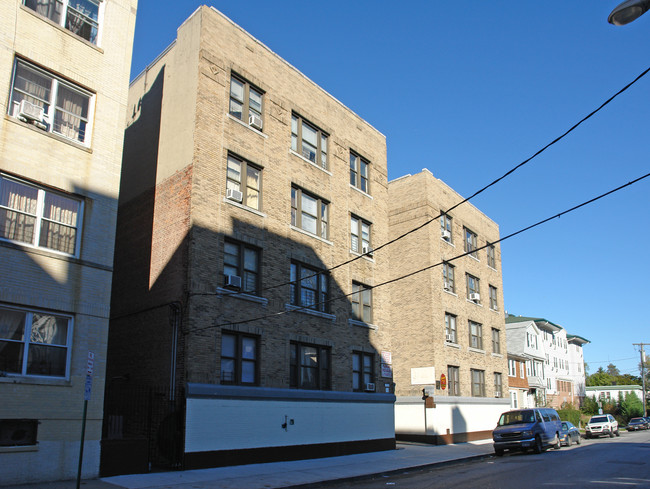 145 Livingston Avenue in Yonkers, NY - Foto de edificio - Building Photo