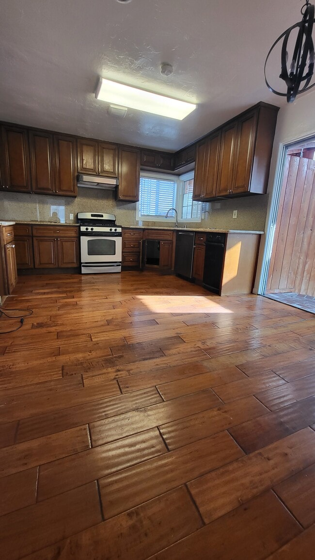 15216 Arcturus Ave in Gardena, CA - Foto de edificio - Building Photo