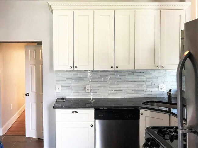 18 Chelsea St, Unit 2 in Boston, MA - Foto de edificio - Building Photo