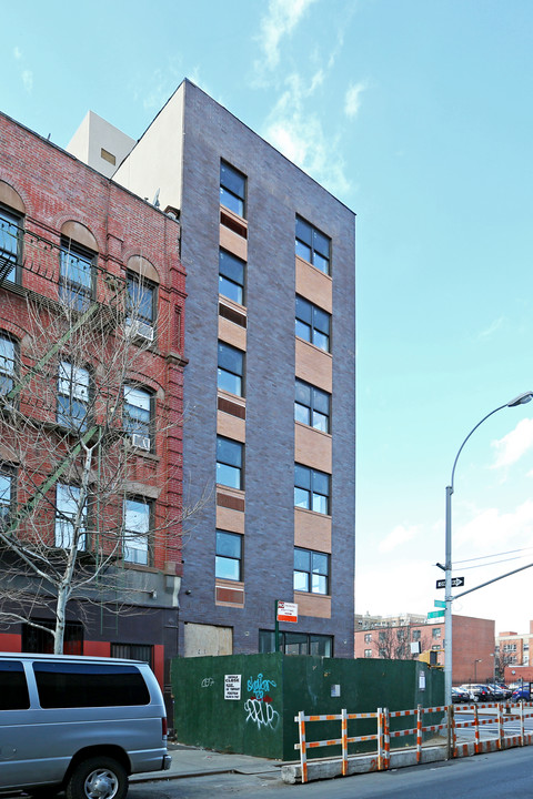 1674 Park Ave in New York, NY - Building Photo