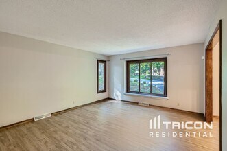 1235 Wilderness Park Cir in Eagan, MN - Foto de edificio - Building Photo