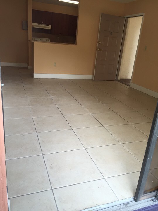 7135 NW 179th St in Hialeah, FL - Building Photo