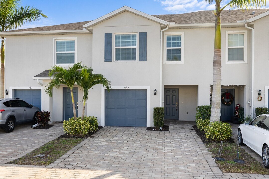 15115 Wildflower Cir in Naples, FL - Building Photo