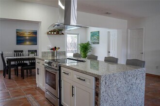 10120 Nicaragua Dr in Cutler Bay, FL - Foto de edificio - Building Photo