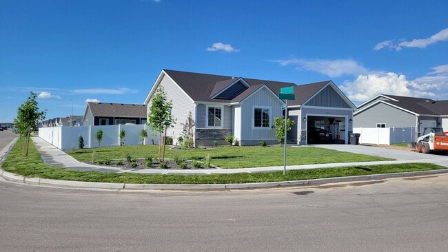 698 Yarmouth St in Idaho Falls, ID - Building Photo - Building Photo