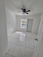 902 NE 40th St, Unit 2 in Oakland Park, FL - Building Photo - Building Photo