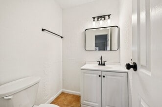 Lakeside Condominiums in Lauderdale Lakes, FL - Foto de edificio - Building Photo