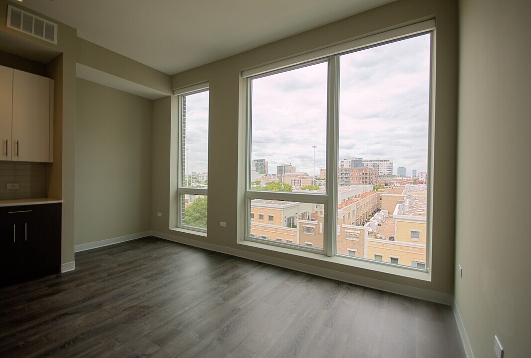 849 W Grand Ave in Chicago, IL - Building Photo