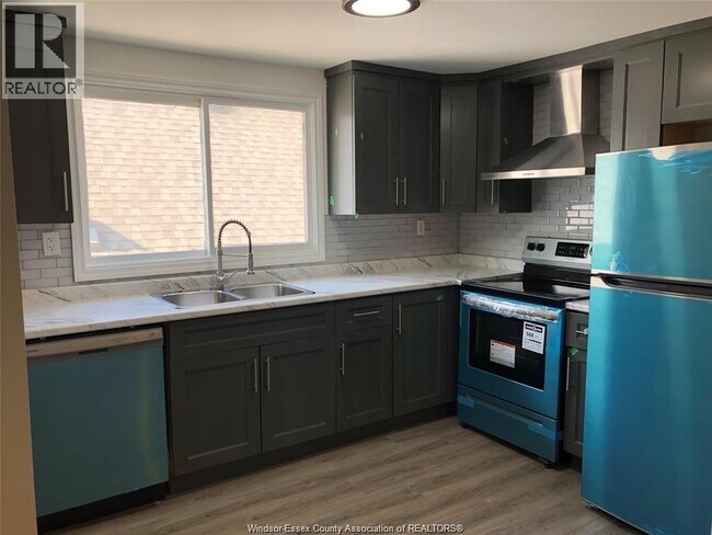 567 Hildegarde St in Windsor, ON - Building Photo - Building Photo