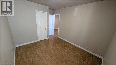 250 Highland Rd W in Stoney Creek, ON - Building Photo - Building Photo