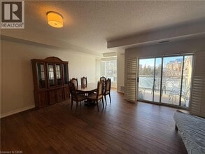 5070 Fairview St in Burlington, ON - Building Photo - Building Photo