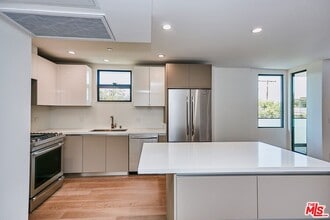 328 N Maple Dr in Beverly Hills, CA - Building Photo - Building Photo