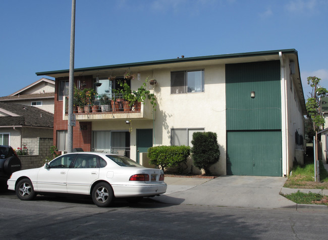 325 Gladys Ave in Long Beach, CA - Building Photo - Building Photo