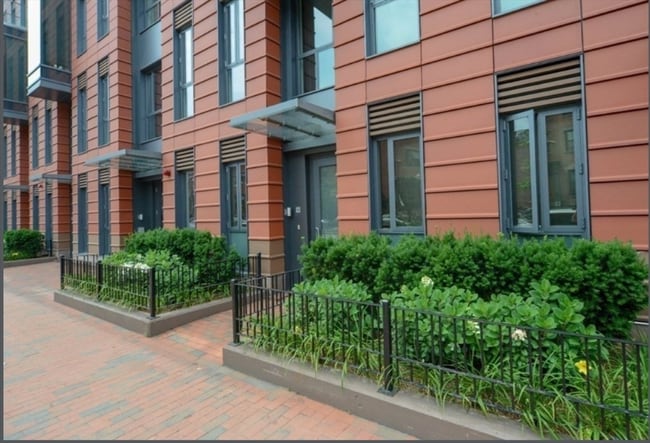 691 Massachusetts Ave, Unit 102 in Boston, MA - Foto de edificio - Building Photo