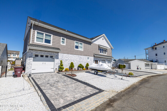 241 Fernwood Dr in Berkeley Township, NJ - Foto de edificio - Building Photo