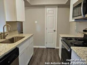 2811 Woodbury Dr in San Antonio, TX - Building Photo - Building Photo