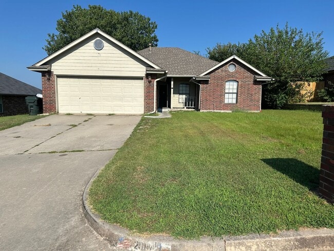 property at 2014 Huntington Rd