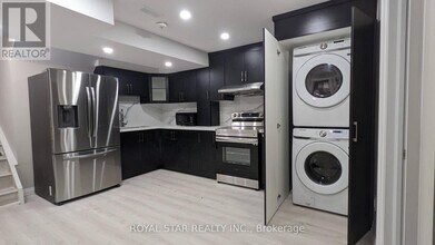 4051 Dunmow Crescent in Mississauga, ON - Building Photo - Building Photo