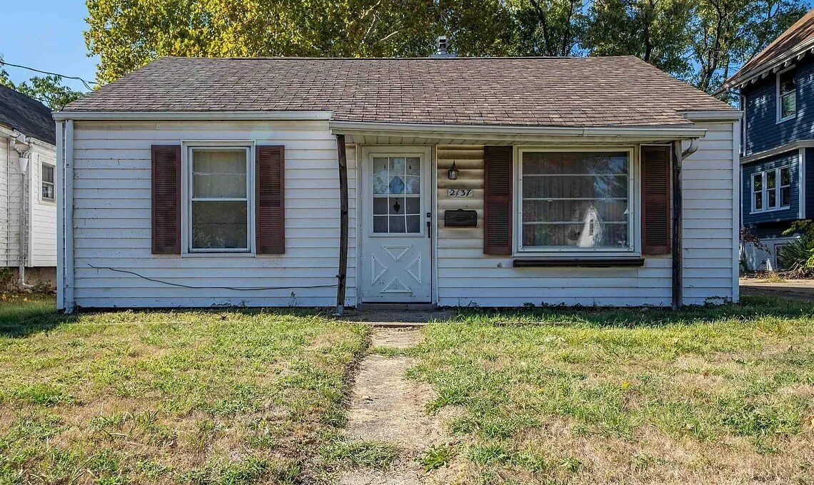 2137 N Prospect Rd in Peoria, IL - Building Photo