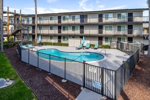 Moonraker Apartments in Fullerton, CA - Building Photo