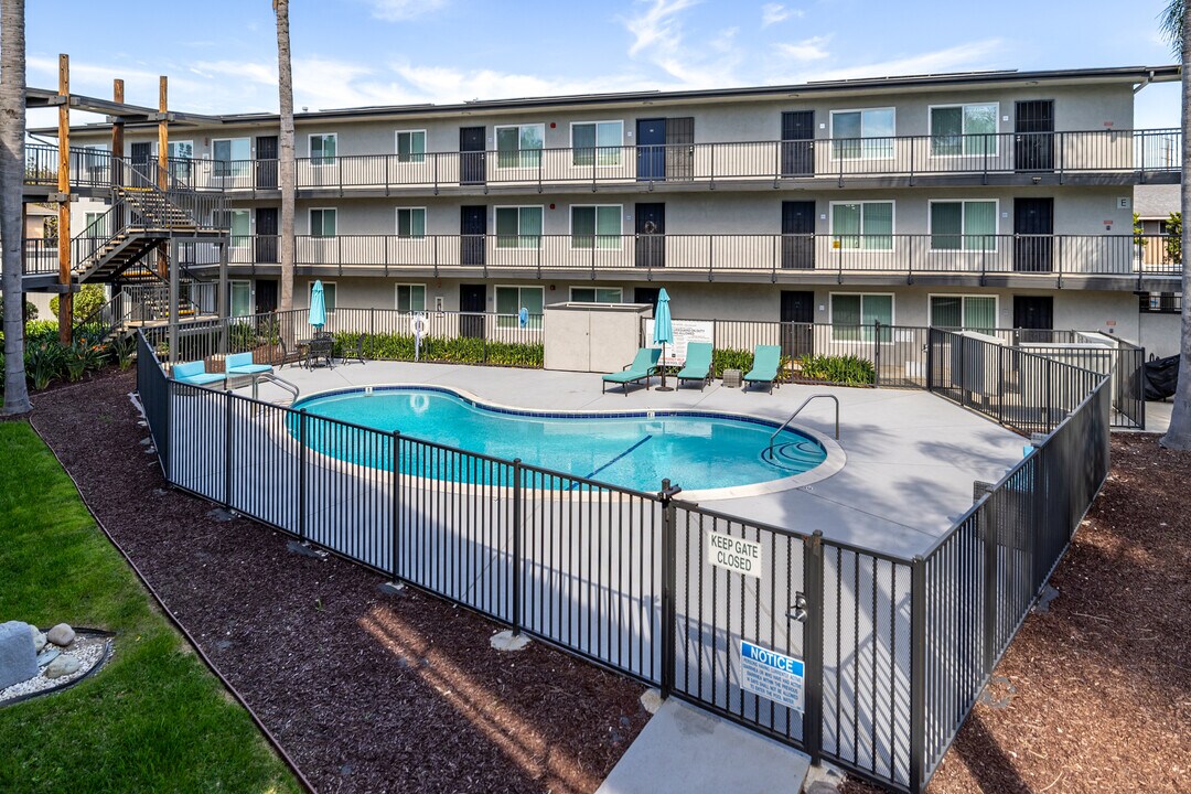 Moonraker Apartments in Fullerton, CA - Foto de edificio