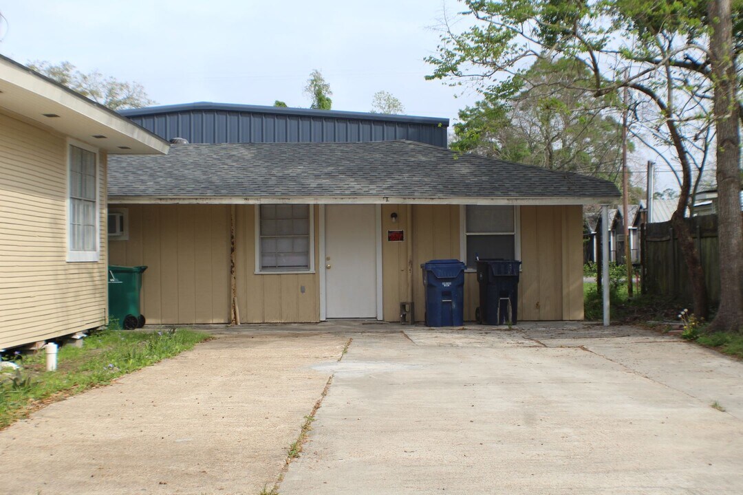 220 W Thomas St in Sulphur, LA - Building Photo