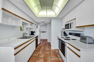 6361 Pelican Bay Blvd, Unit 904 in Naples, FL - Foto de edificio - Building Photo