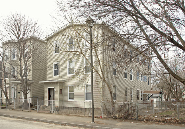 242 Cedar St in Manchester, NH - Building Photo - Building Photo