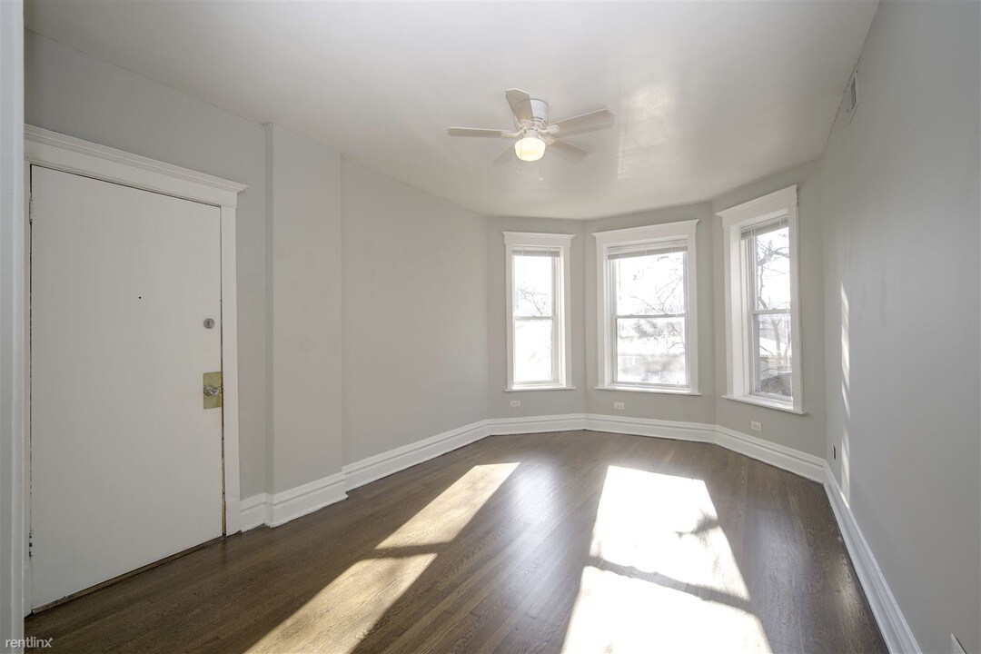 3572 W Cortland St-Unit -Apt 1E in Chicago, IL - Foto de edificio