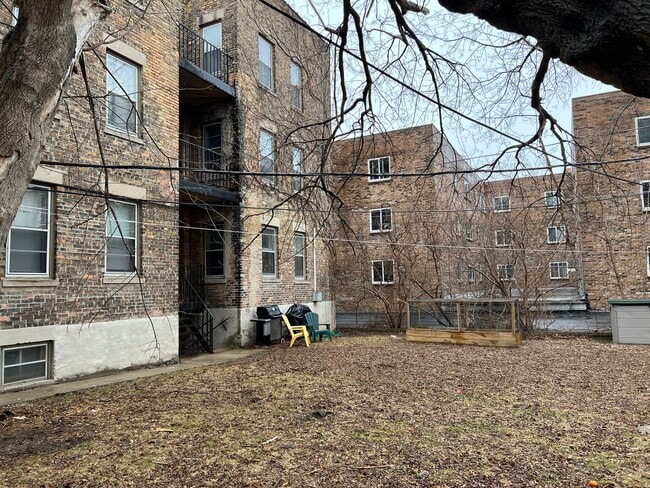 2313 E Webster Pl in Milwaukee, WI - Building Photo - Building Photo