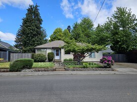 260 N Knights Bridge Rd in Canby, OR - Building Photo