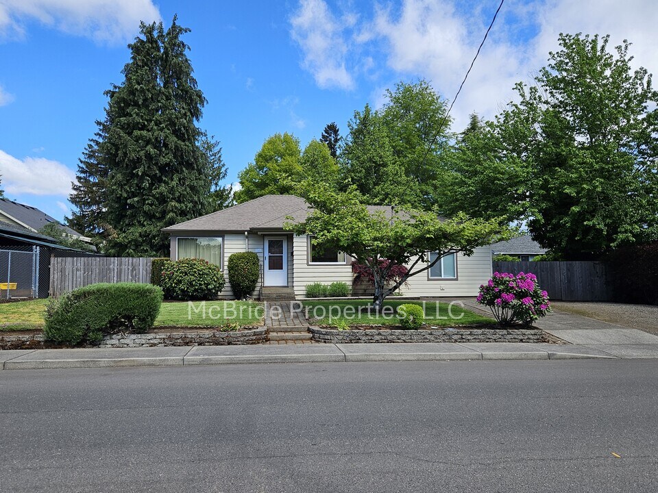 260 N Knights Bridge Rd in Canby, OR - Building Photo