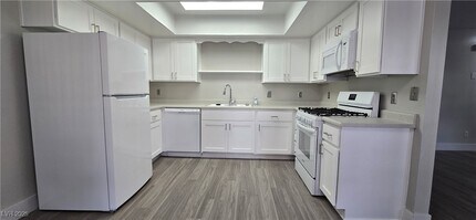 6649 W Tropicana Ave in Las Vegas, NV - Building Photo - Building Photo