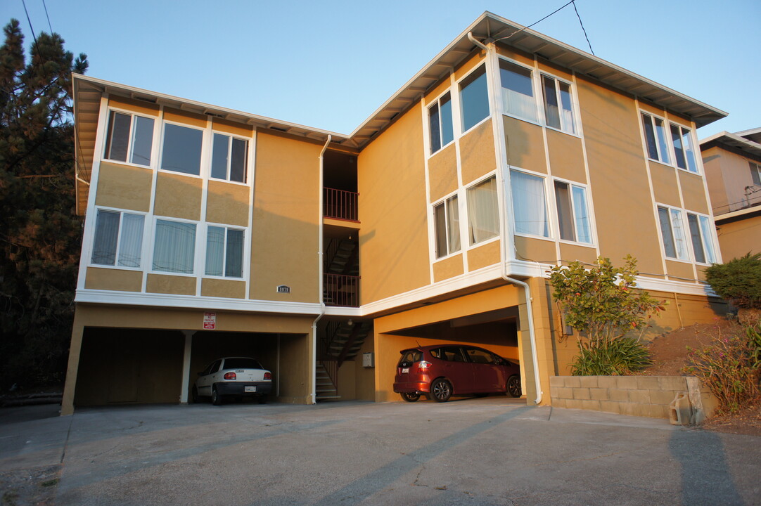 8079 Greenridge Dr in Oakland, CA - Building Photo