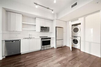 555 NE 8th St, Unit PH2304 in Fort Lauderdale, FL - Building Photo - Building Photo
