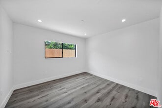 11522 Emelita St in Los Angeles, CA - Building Photo - Building Photo