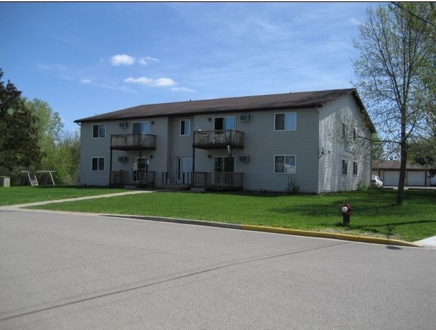 408 Cedar St in Somerset, WI - Foto de edificio - Building Photo