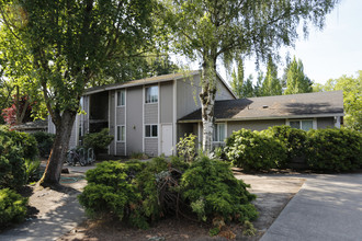 Kona Gardens Apartments in Milwaukie, OR - Building Photo - Building Photo