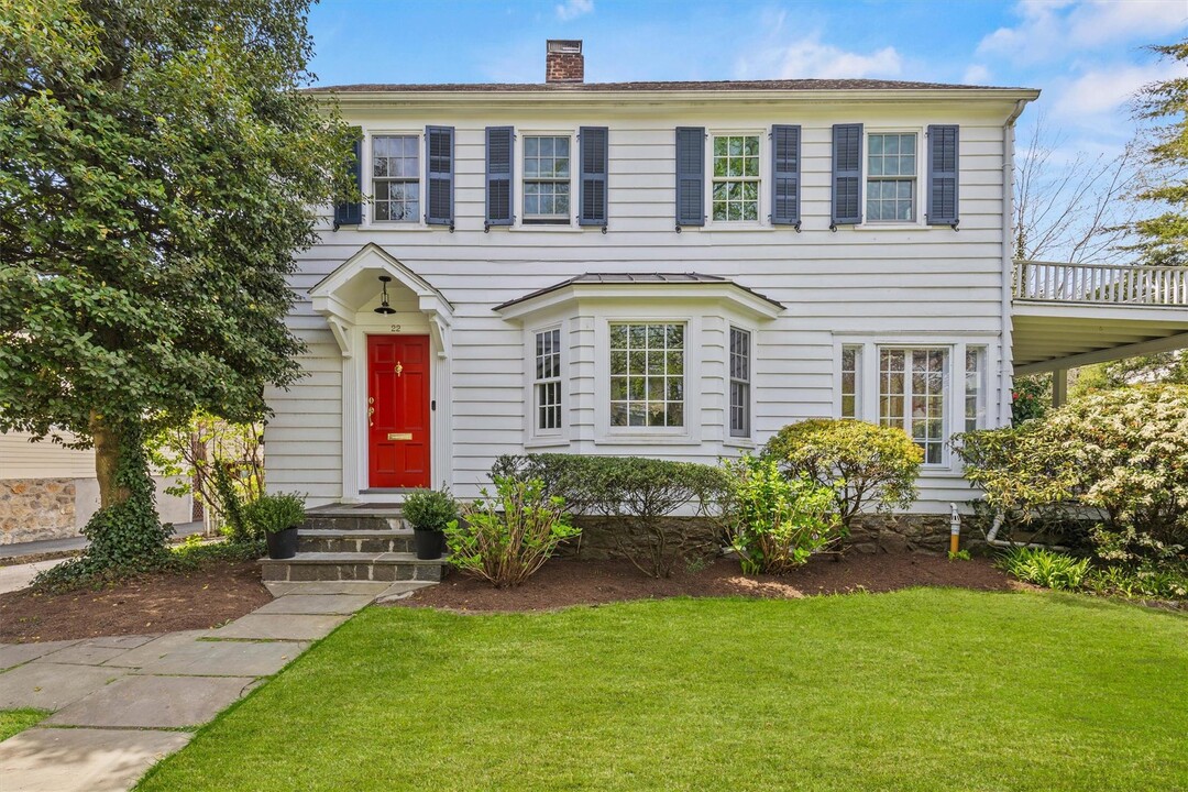 22 Mayhew Ave in Larchmont, NY - Building Photo