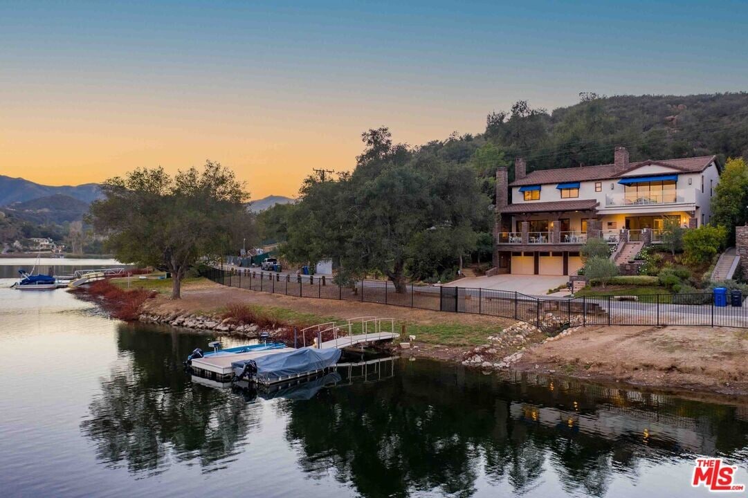 111 Lake Sherwood Dr in Lake Sherwood, CA - Building Photo