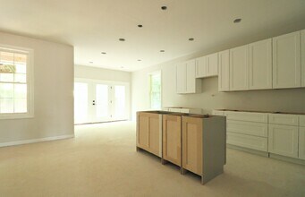 1080 Governors Ln in Forest, VA - Foto de edificio - Building Photo