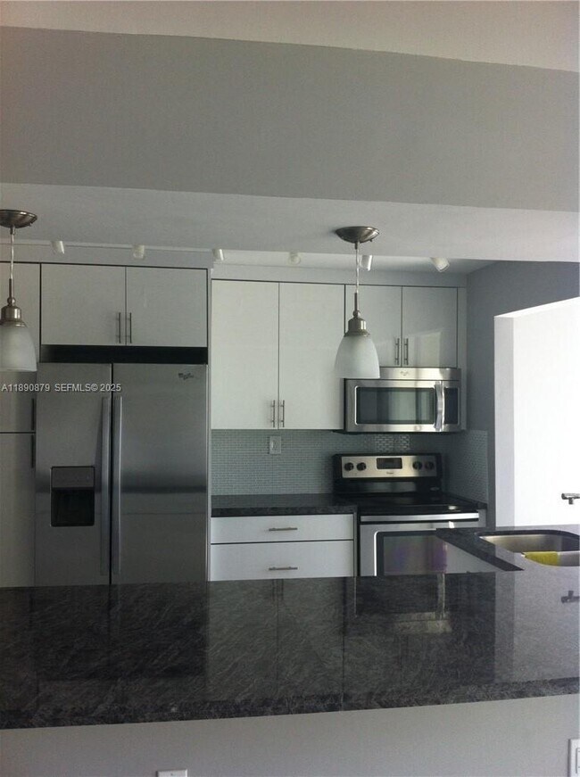 16558 NE 26th Ave in North Miami Beach, FL - Building Photo - Building Photo