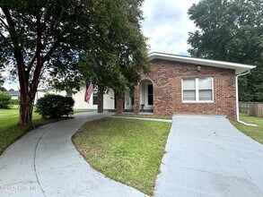 6017 E Red Oak Ct in Jacksonville, NC - Building Photo - Building Photo