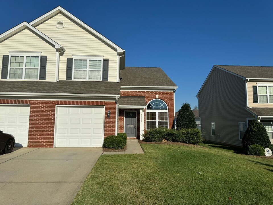 12069 Stratfield Pl Cir in Pineville, NC - Building Photo