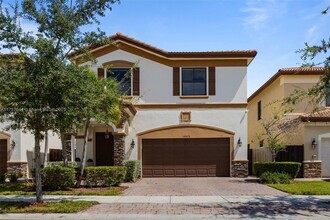 10075 NW 86th Terrace in Doral, FL - Foto de edificio - Building Photo