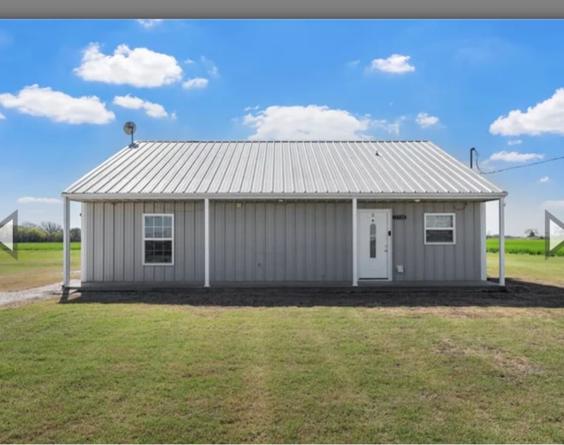 5730 Leroy Pkwy in West, TX - Building Photo