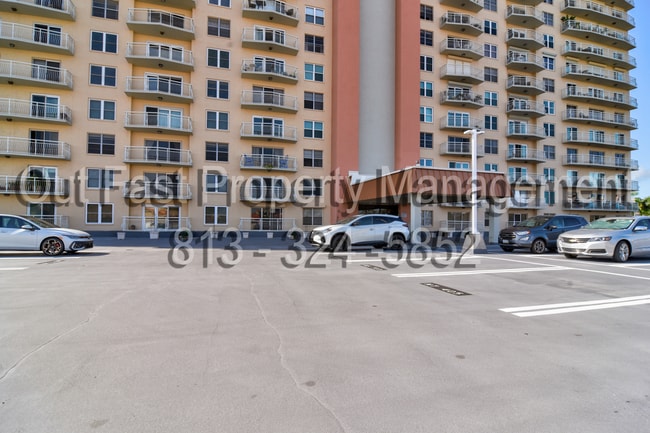 4900 Brittany Dr S in St. Petersburg, FL - Foto de edificio - Building Photo