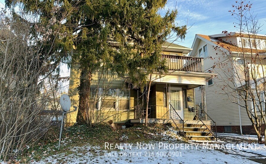 2201 Oakdale Rd in Cleveland Heights, OH - Building Photo
