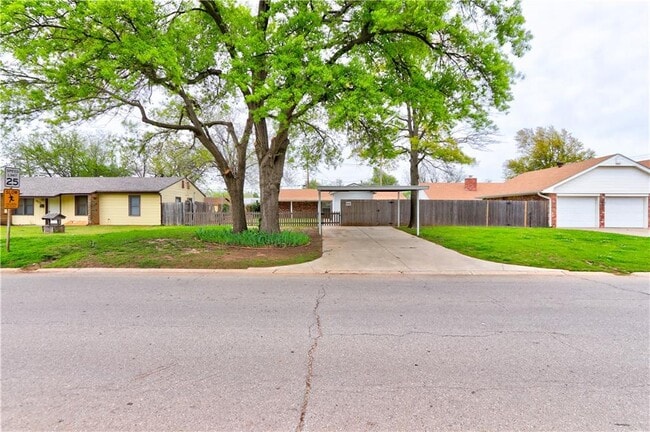 5901 N MacArthur Blvd in Warr Acres, OK - Building Photo - Building Photo